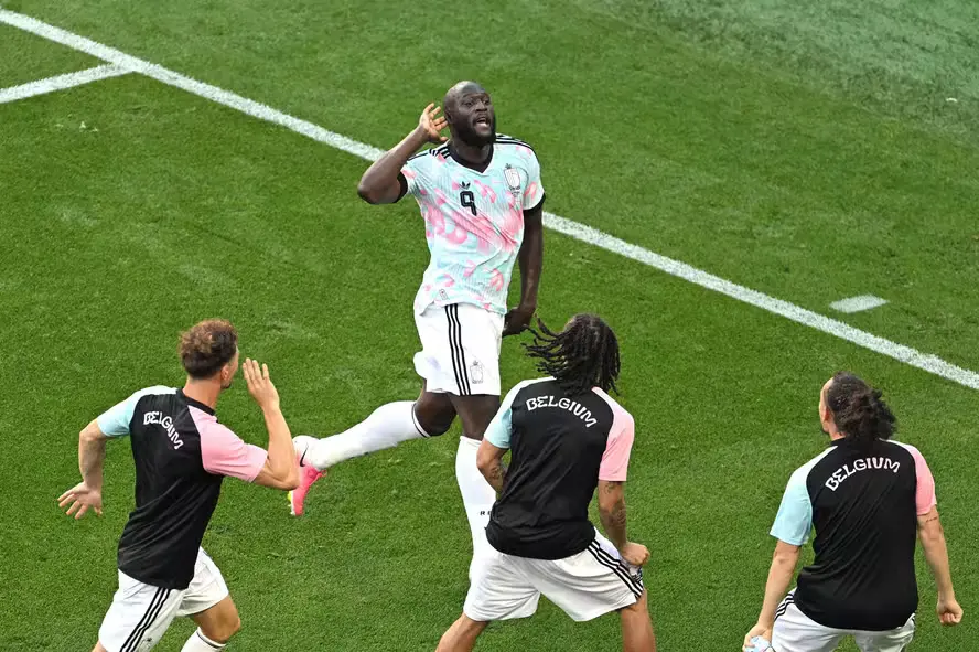 Imagem: Lukaku comemora o quarto gol da Bélgica sobre os Estados Unidos — Foto: David Ramos / Getty Images via AFP