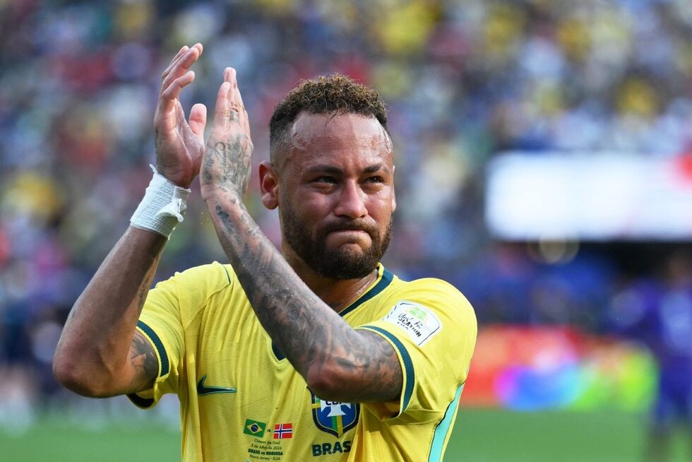 Imagem: Neymar aplaude apoio da torcida, após eliminação do Brasil para a Noruega - Foto: ANGELA WEISS / AFP