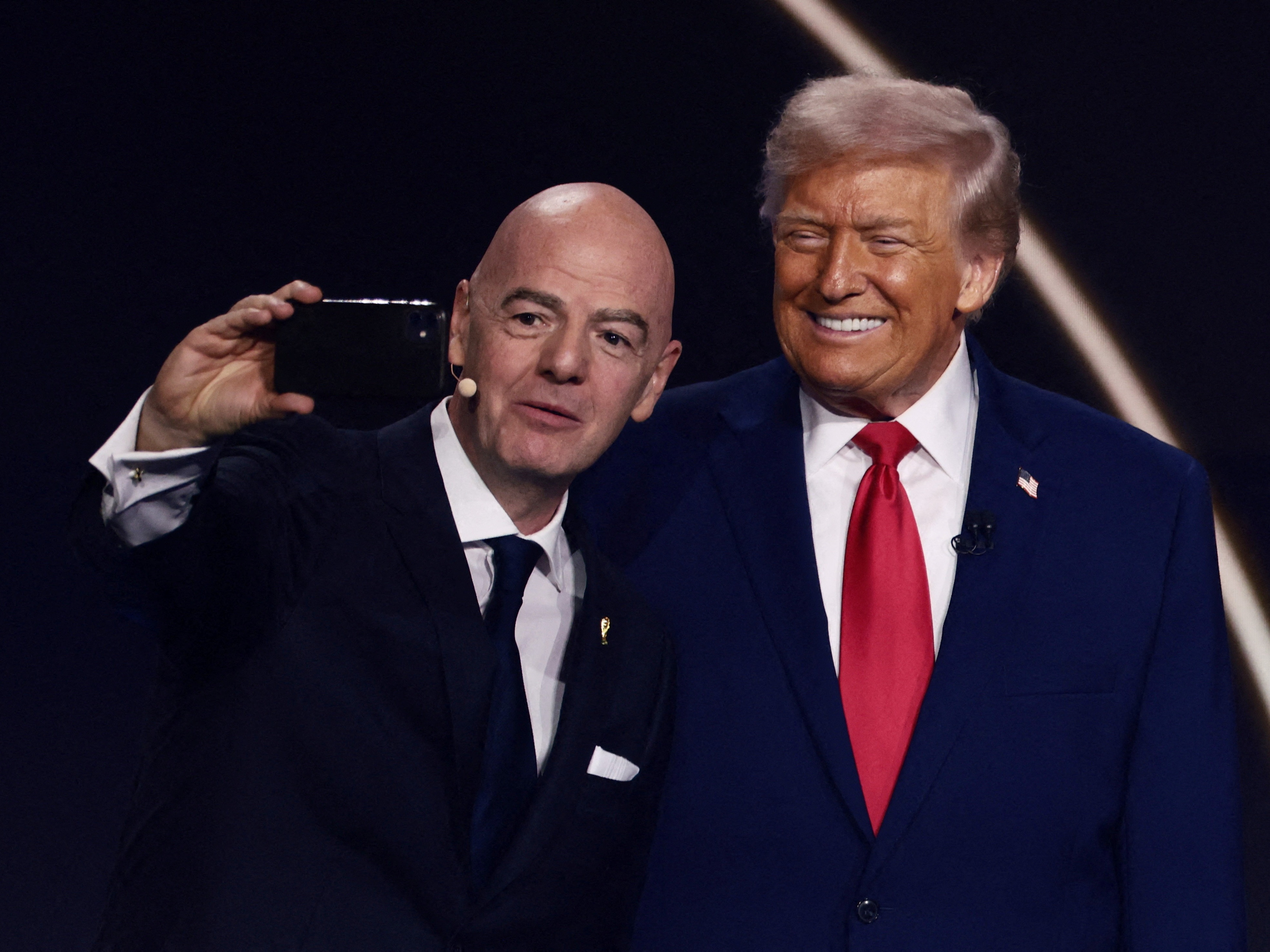 Presidente da Fifa, Gianni Infantino, e o presidente dos EUA, Donald Trump, durante o sorteio da Copa do Mundo de2026 Imagem: Evelyn Hockstein